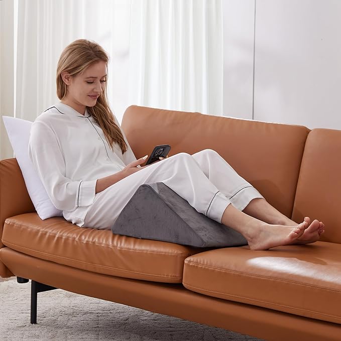 Knee Wedge Pillow, Memory Foam Leg Pillow Bed Wedge for Sleeping, Post Surgery Triangle Pillow for Knee Support, Leg Elevation, Knees Hip Back Pain Relief (23.6" x 23" x 7.9", Large Size, Short Plush)